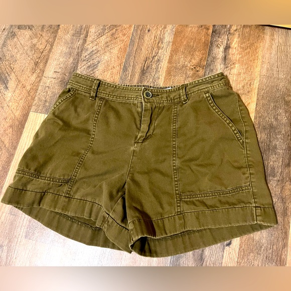 *LAST CHANCE!* 
Shorts Size 2 - Picture 1 of 3